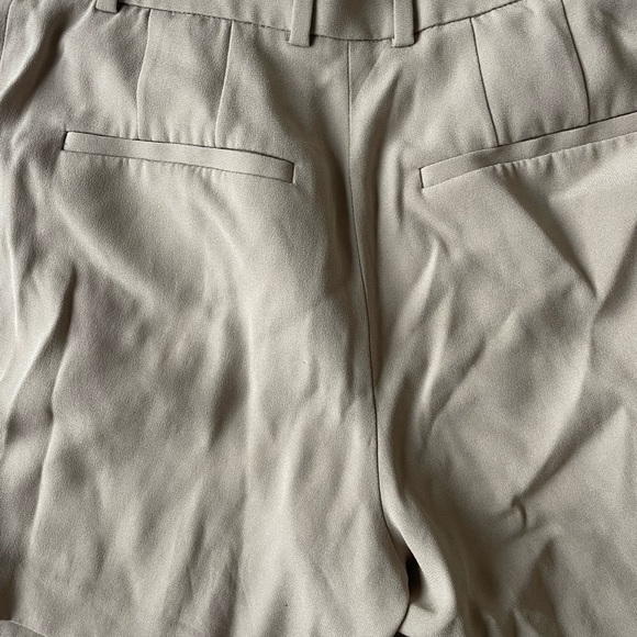 Aritzia Pleated Short 5” - Picture 4 of 6